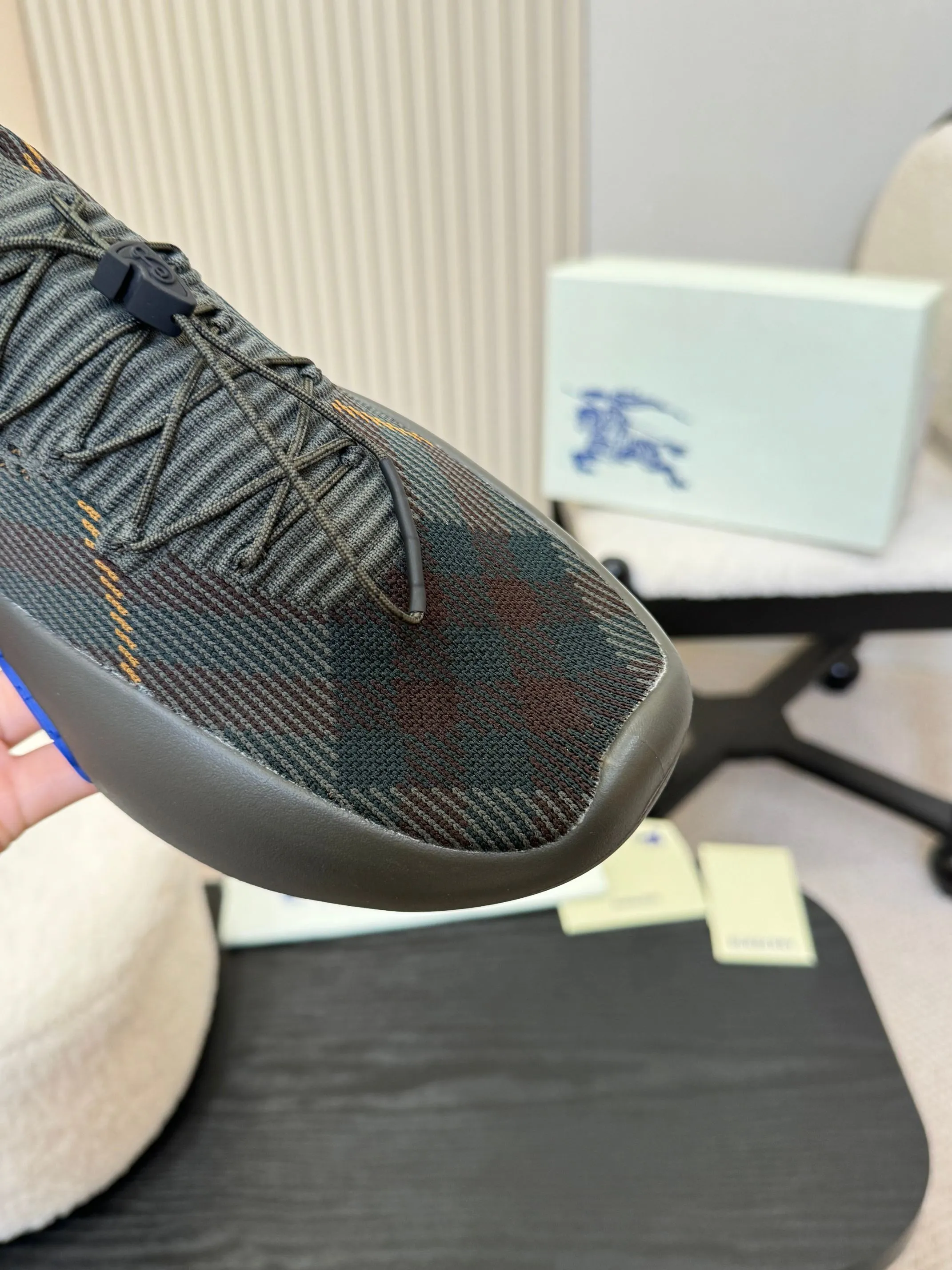 Men's men's shoes💰680 Burberry's 2025 hot model is released, ultra-light socks and shoes, versatile, decorated with worsted Burberry plaid pattern. Featuring a mesh lining and checkered laces, the rubber sole features the archive Burberry monogram. From Burberry's iconic collection, these wardrobe staples are interpreted with the brand's signature style.   ✅Fabric: classic cotton fly ✅Lining: silk cowhide lining ✅Outsole: ultra-light rubber foam sole ✅Color: green, original packaging ✅Code number: men's 39-46 (39,46 customized)